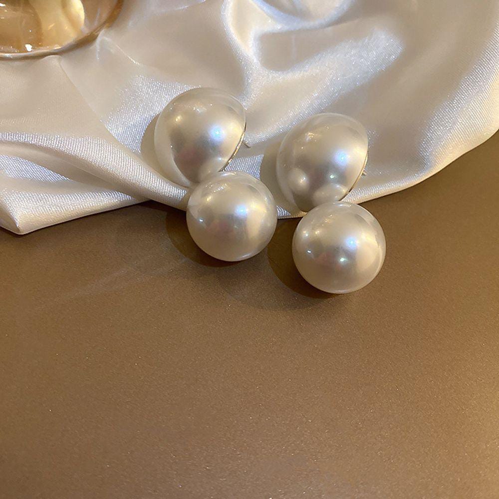 Pearl Earrings showcase